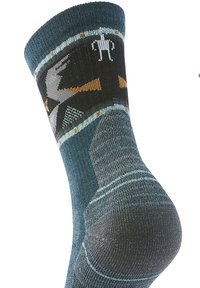 Stricksocke mit dunkelblauem Grund, gemustertem Bündchen, das geometrische Formen in Grau, Orange und Gelb zeigt. Strukturiertes Fersen- und Zehendesign.