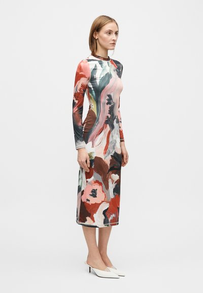 Kjole med lange ermer og et fargerikt blomstertrykk i nyanser av rosa, rød, grønn og brun. Mykt stoff og tettsittende design med rund hals.