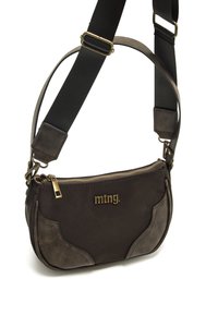 Borsa a spalla in pelle marrone con chiusura a zip, dotata di una tracolla nera, accessori in oro e dettagli testurizzati a contrasto. Logo del brand visibile.