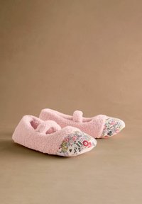 Pantofole in peluche rosa chiaro con una punta decorata da un motivo floreale. Presentano un design arrotondato e una piccola fascia centrale per una vestibilità sicura.