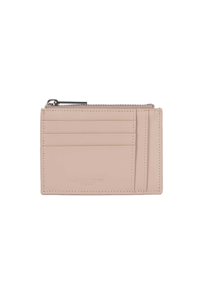 Porte-cartes en cuir rose clair avec six compartiments pour cartes et une poche zippée. Présente un logo en relief et une surface lisse et texturée.