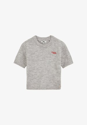 Svetlo sivi kratki pleteni pulover s rebrastimi robovi in rdečim vezom "Voila" na levem prsnem delu.