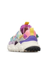 Chunky tenisky s vícero barevnými chlupatými záplatami, fialovými a růžovými akcenty, žlutými poutky a strukturovanou bílou podrážkou, zobrazené ze zadního pravého úhlu.