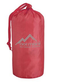 Roter Zugbeutel aus leichtem Stoff. Mit einem Logo im silbernen Bergdesign. Glatte Textur, zylindrische Form.