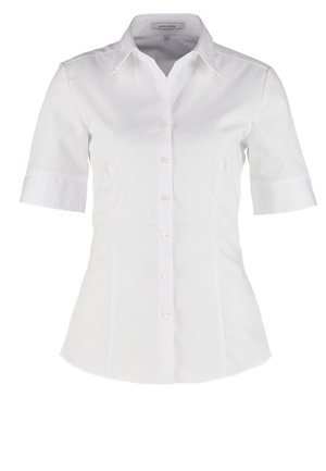 Camicia bianca a maniche corte con un design aderente, colletto e cinque bottoni sul davanti. Tessuto liscio, forma sartoriale e senza motivi.