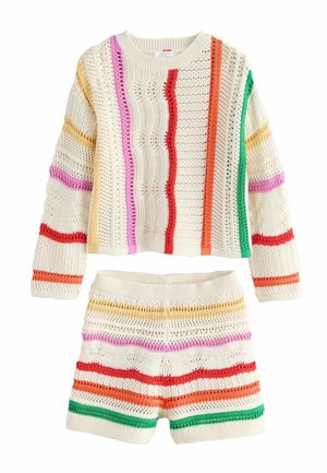 Súprava krémového pleteného svetra a šortiek so vzorom dierkovania a vertikálnymi pásmi v ružovej, červenej, oranžovej, zelenej a žltej farbe.
