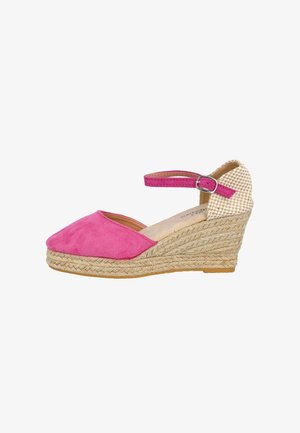 Sandalia de cuña de ante rosa con tira en el tobillo, contrafuerte tejido beige y suela plataforma trenzada de yute.
