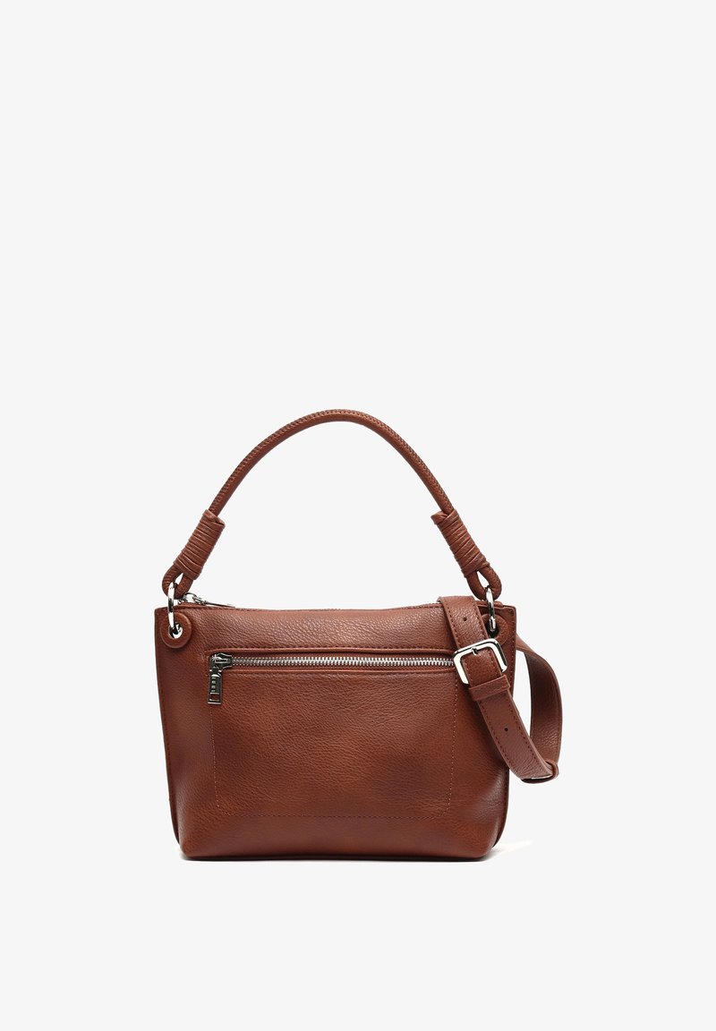 Bolso de mano de cuero marrón con una superficie texturizada, que cuenta con un bolsillo frontal con cremallera y correa desmontable. Asa corta con acentos de agarre.