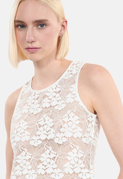 Witte kanten top met ingewikkelde bloemmotieven, ronde halslijn en mouwloos ontwerp. Textuurstof versterkt het delicate uiterlijk.