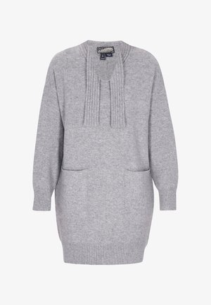 Szary, oversize sweter z wełny. Posiada dekolt w serek z plisami, dwie przednie kieszenie oraz ściągacze na mankietach i dole. Miękka struktura.