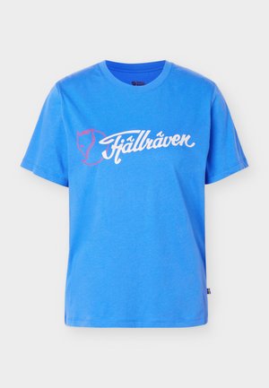 Μπλε κοντομάνικο T-shirt με λευκό κείμενο "Fjällräven" και ροζ λογότυπο κεφαλής αλεπούς στο στήθος, παρουσιάζεται σε απλό φόντο.