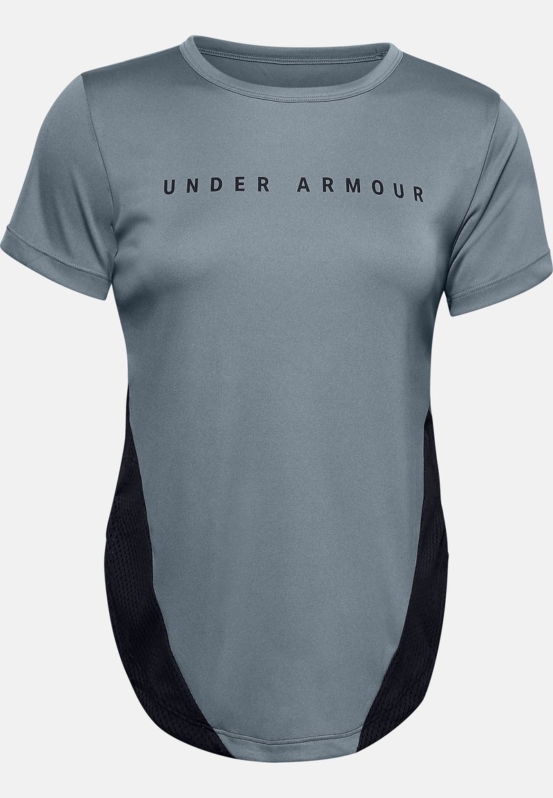 T-shirt de sport à manches courtes bleu-gris avec des panneaux latéraux en mesh noir et "UNDER ARMOUR" imprimé sur la poitrine en lettres noires.
