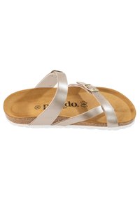Plat sandal med metallisk silverfärgad korsrem, korkfotbädd och vit gummisula. Har en liten silverfärgad spänne som accent.