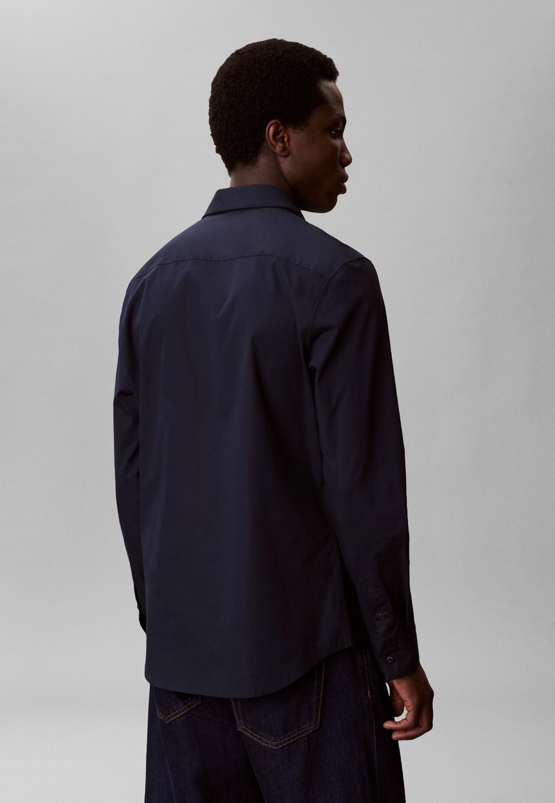 Calvin Klein SOLID STRETCH SLIM SHIRT - Košile - dark sapphire
