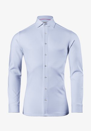 Camicia a maniche lunghe di colore azzurro realizzata in cotone, con colletto classico e chiusura frontale con bottoni bianchi arrotondati.