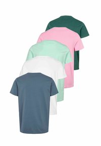 Pięć gładkich, krótkich koszulek z krótkim rękawem w kolorach: niebieskim, białym, miętowym, różowym i ciemnozielonym, ułożonych w przerywaną stos.