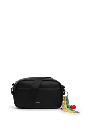 Borsa a tracolla rettangolare nera con una tracolla larga e portachiavi colorato con perline, caratterizzato da un ciondolo pompon rosso su sfondo bianco.