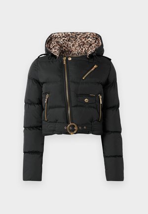 Fekete, rövid pufi dzseki leopárdmintás kapucni béléssel, arany cipzárokkal, gombos zsebbel és övvel ellátott derékkal, kerek csattal.