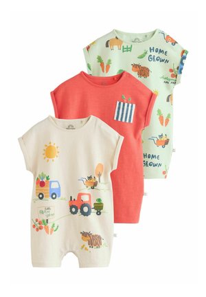 Tri detské overalové nosiče: jeden krémový s obrázkami farmárskych vozidiel a zvierat, jeden koralový s pruhovanou kapsičkou a jeden mätovo zelený s obrázkami farmárskych zvierat a nápisom „Home Grown“.