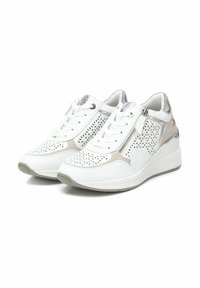 Sneakers bianchi con design perforato, dettagli metallici e zip laterale. Sole imbottito per il comfort; aspetto leggero e elegante.