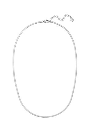 Collar de cadena de plata con cierre de langosta y cadena de extensión ajustable que termina en un pequeño colgante con forma de pájaro.