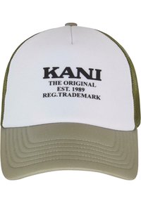 Čiapka s bielou prednou časťou a zelenou sieťovinou na zadnej strane. Obsahuje nápis "KANI THE ORIGINAL EST. 1989 REG. TRADEMARK" v tučnom čiernom písme. Zohnutý šilt.