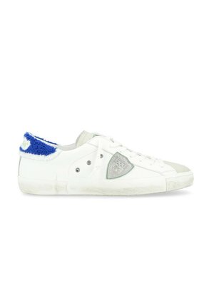 Sneakers blancs avec des accents texturés en bleu et gris, dotés d'un bout arrondi, d'un système de laçage et d'une semelle en caoutchouc avec une légère usure.