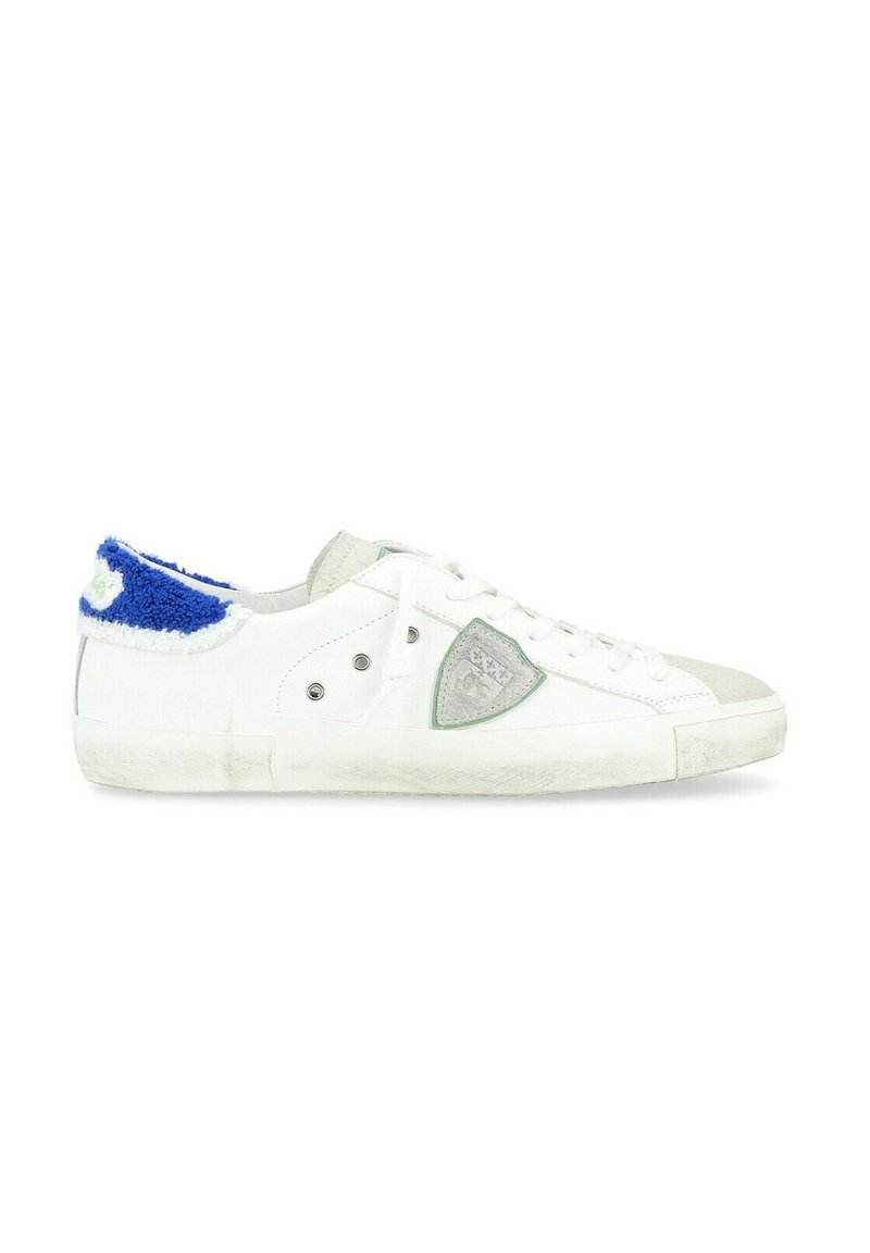 Sneaker bianca con accenti testurizzati blu e grigi, dotata di punta arrotondata, chiusura con lacci e suola in gomma con legggeri graffi.