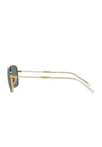 Occhiali da sole in metallo color oro con lenti verdi, forma rettangolare, design a doppio ponte e sottili aste con punte trasparenti.