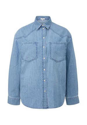 Chemise en denim bleu clair à manches longues, avec fermeture boutonnée sur le devant, deux poches poitrine et un col classique.