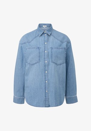 Jasnoniebieska denimowa koszula z długimi rękawami, zapięciem na guziki z przodu, dwoma kieszeniami na piersiach oraz klasycznym kołnierzem.