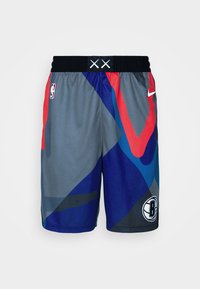 Męskie spodenki do koszykówki w szarym kolorze z geometrycznymi wzorami w kolorze niebieskim, czerwonym i czarnym. Posiadają elastyczny pas i logo NBA.