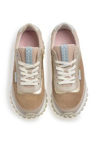 Zapatillas de deporte con cordones en una combinación de colores beige y rosa claro, con material de malla y textura, un acento metálico y una suela de goma.