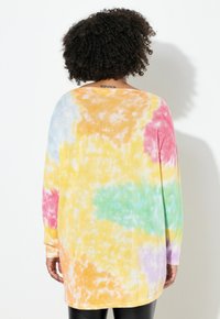 Langärmliges Batikshirt in Pastellfarben wie Gelb, Pink, Grün und Blau, mit lockerem Schnitt und weicher Textur.