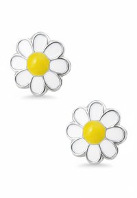 Bloemvormige oorbellen met witte bloemblaadjes en een centrale gele kraal, gezet in een zilverkleurig metaal met een glanzende afwerking.