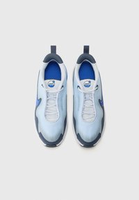 Nike Air Max tenisice s gornjim dijelom od svijetloplavog mrežastog materijala, mornarsko plavim detaljima, bijelom podlogom i istaknutim logotipom na jeziku.