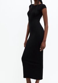 Černé midi šaty přiléhavého střihu vyrobené z elastické látky s kulatým výstřihem a krátkými rukávy, které se vyznačují hladkou texturou a jednoduchým designem.