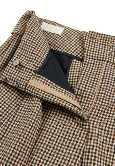 Hondstooth-gepatenteerde broek in bruin en beige stof. Kenmerkt zich door een ritssluiting, knop en zwarte binnenvoering; met plooien in het ontwerp.