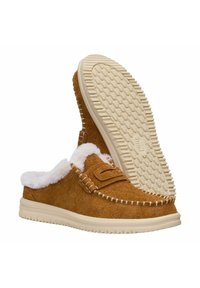 Zapatos de ante marrón sin cordones con forro de piel sintética blanca y suelas acolchadas. Presenta costuras decorativas y una suela de goma texturizada.