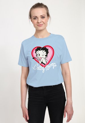 Maglietta di cotone azzurra chiara con una grafica in bianco e nero di Betty Boop all'interno di un cuore rosso, con il testo "Betty Boop" in bianco sotto.