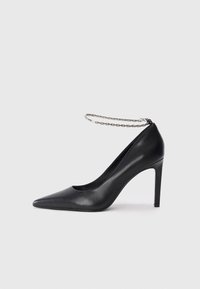 Klasszikus sarkú cipők - black