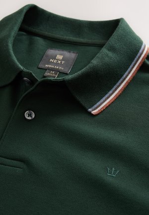 Polo i mørkegrøn bomuld med en struktureret finish, med en krave med brune, lyseblå og hvide striber samt et lille kronelogo.