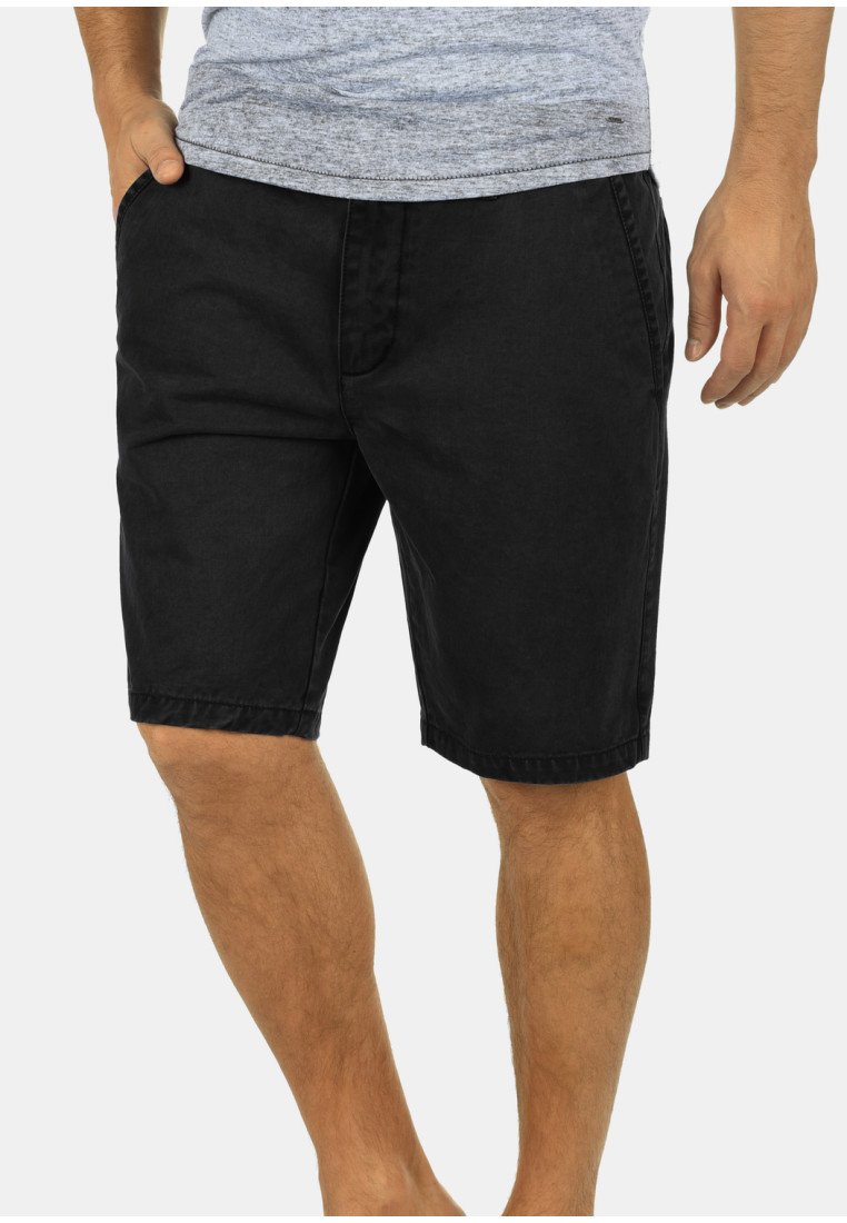 Schwarze Baumwollshorts mit Seitentaschen und lockerer Passform. Besitzt ein schlichtes Design und einen gesteppten Saum für Langlebigkeit.
