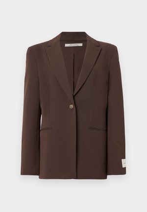 Hnědý přizpůsobený blejzr s jedním tlačítkem, klopovými límci, dvěma předními štěrbinovými kapsami a bílým štítkem na manžetě levého rukávu.