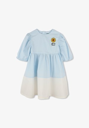 Robe bleu clair avec des manches bouffantes, section jupe blanche. Présente un tournesol brodé et "Gingo Paris" sur la poitrine. Texture lisse.