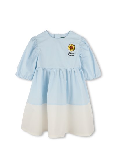 Robe bleu clair avec des manches bouffantes, section jupe blanche. Présente un tournesol brodé et "Gingo Paris" sur la poitrine. Texture lisse.