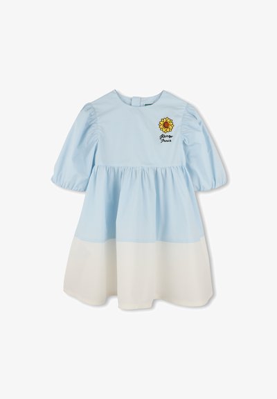 Robe bleu clair avec des manches bouffantes, section jupe blanche. Présente un tournesol brodé et "Gingo Paris" sur la poitrine. Texture lisse.