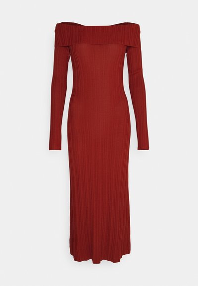 Rochie din tricot rib pentru femei cu mâneci lungi, umerii goi, de culoare roșu închis, cu o siluetă ajustată și lungime midi.