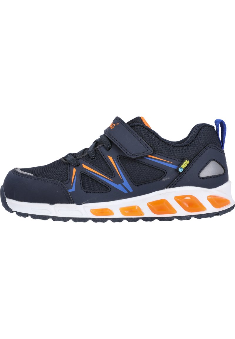 Scarpa da atletica blu navy con tomaia in mesh, accenti arancioni e blu, sicura chiusura in Velcro e intersuola bianca con sezioni di ammortizzazione arancione.