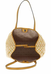 Borsa a tracolla a scacchi gialla e bianca con interno marrone, dotata di chiusura a scatto e tracolla regolabile. Superficie piatta e testurizzata, design spazioso.